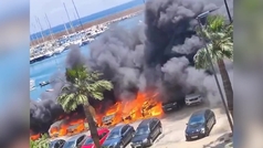 Arden una treintena de coches en el parking del puerto en Jvea