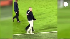 Mourinho confirma con gestos que se queda en la Roma