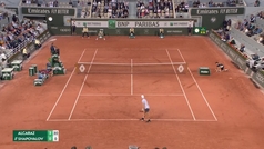 Carlos Alcaraz se hace fuerte ante el revés a una mano y pasa a octavos de Roland Garros