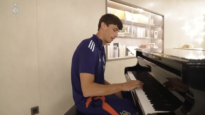 Le Normand, el pianista de la selección, se lanza a tocar ¡qué viva España!