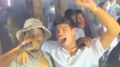 Alcaraz dndolo todo de fiesta en Ibiza cantando el "We are the champions"