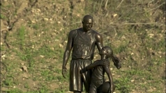 Una estatua de Kobe Bryant y de su hija Gigi, un recuerdo dos años después de su muerte