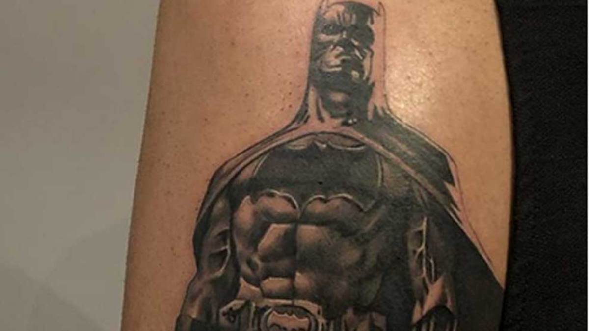 Betis: El tatuador de las estrellas le tatúa un espectacular Batman a Jesé  