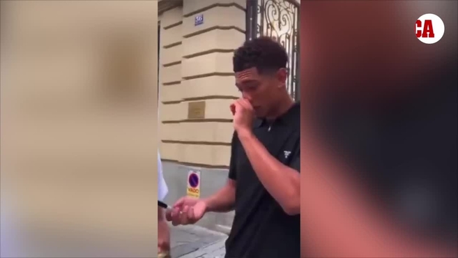 جود بيلينغهام يبدأ أيامه الأولى في مدريد كلاعب جديد لريال مدريد ويتبادل الحديث مع المشجعين
