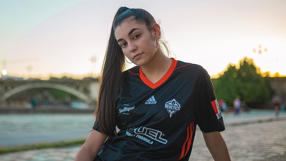 eSports: Esperanza Borrás, hija de una española de fútbol femenino, rompe como fichaje estelar Team Heretics | Marca.com
