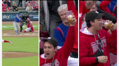 Escena surrealista en el béisbol: un fan atrapa una bola sin saberlo... ¡con su cerveza!