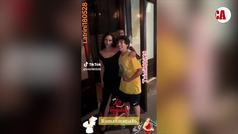 Rosala vive un incmodo momento con un fan que trata de tocarle la cintura en repetidas ocasiones