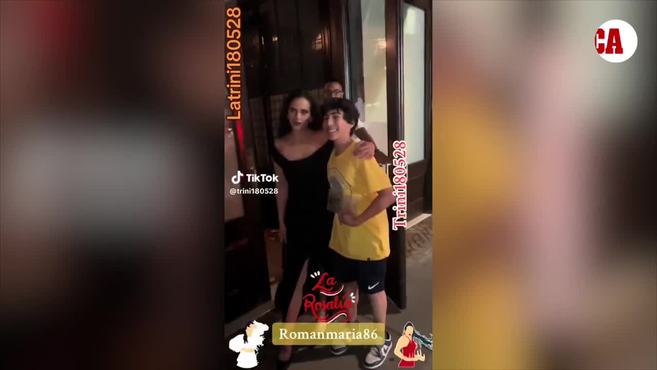 Rosalía vive un incómodo momento con un fan que trata de tocarle la cintura en repetidas ocasiones