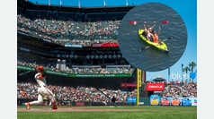 Los Giants logran un 'home run' que atrapan en un kayak que navegaba fuera del estadio