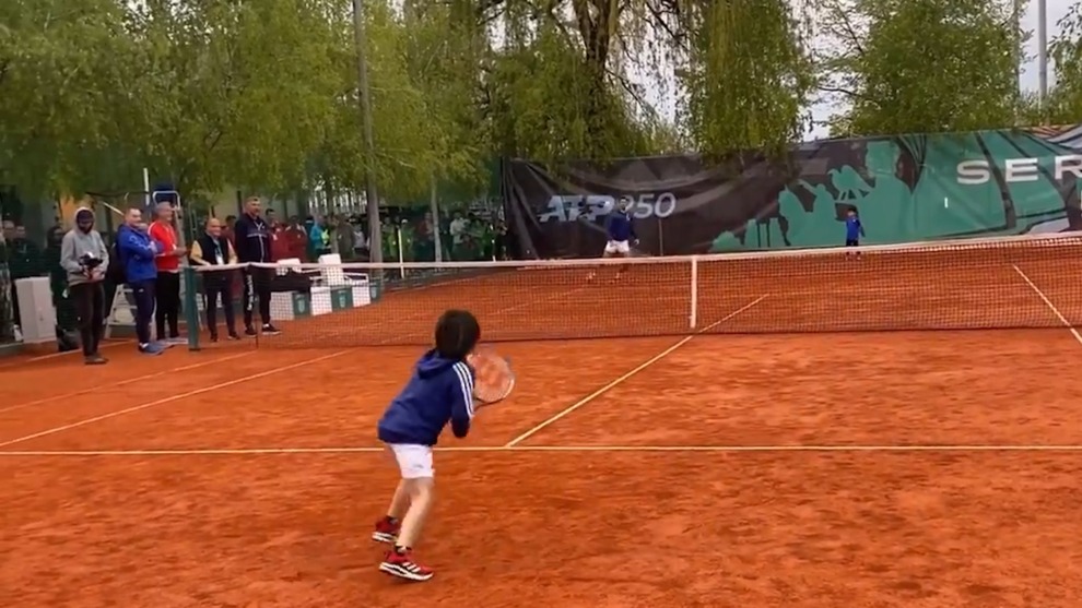 El punto de Yunosuke a Djokovic: as juega al tenis el nio japons ms viral del mundo