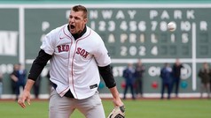 Rob Gronkowski sorprende con su lanzamiento de primera bola en partido de Boston Red Sox