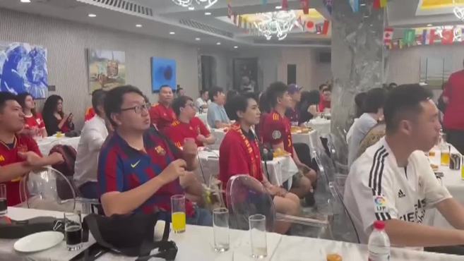 Pekín apoya a España: aficionados chinos y españoles se reúnen para la final