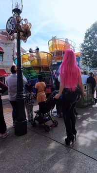 Modelo de Onlyfans provoca un tremendo escándalo en Disneyland París al