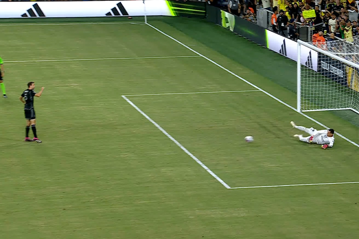 VIDEO: Club América's dizzy penalty challenge