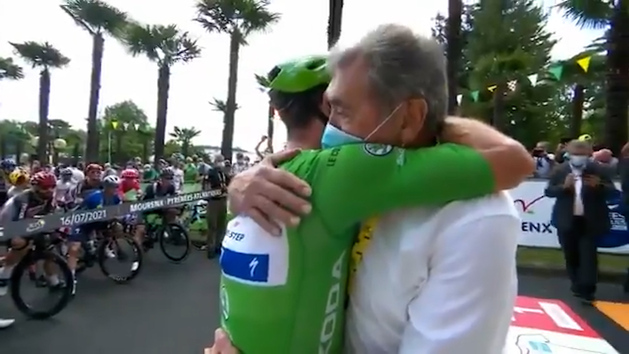 Este abrazo entre Merckx y Cavendish es historia del ciclismo y del deporte mundial