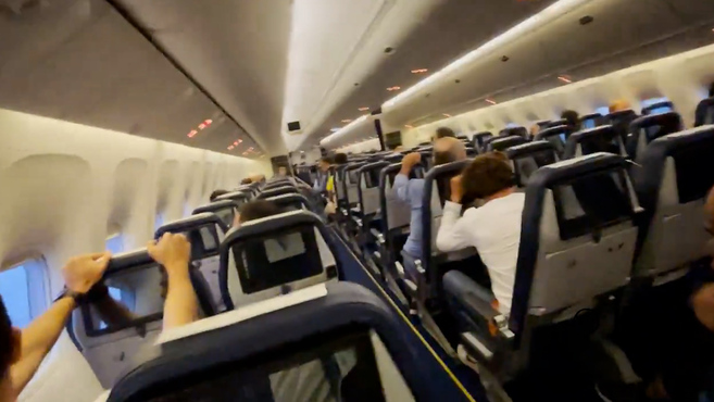 Sale a la luz el momento del aterrizaje de emergencia dentro del avión del Cádiz