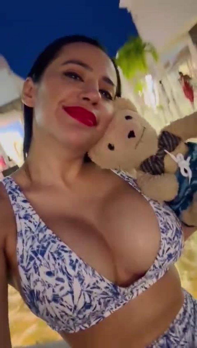 Sandra Cuevas se viraliza con sexy escote en este video, acompañada de  osito de peluche | MARCA México