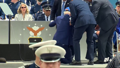 La caída de Joe Biden durante una ceremonia