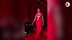 Georgina Rodríguez sorprende al desfilar en la Semana de la Moda en París con una camiseta firmada d