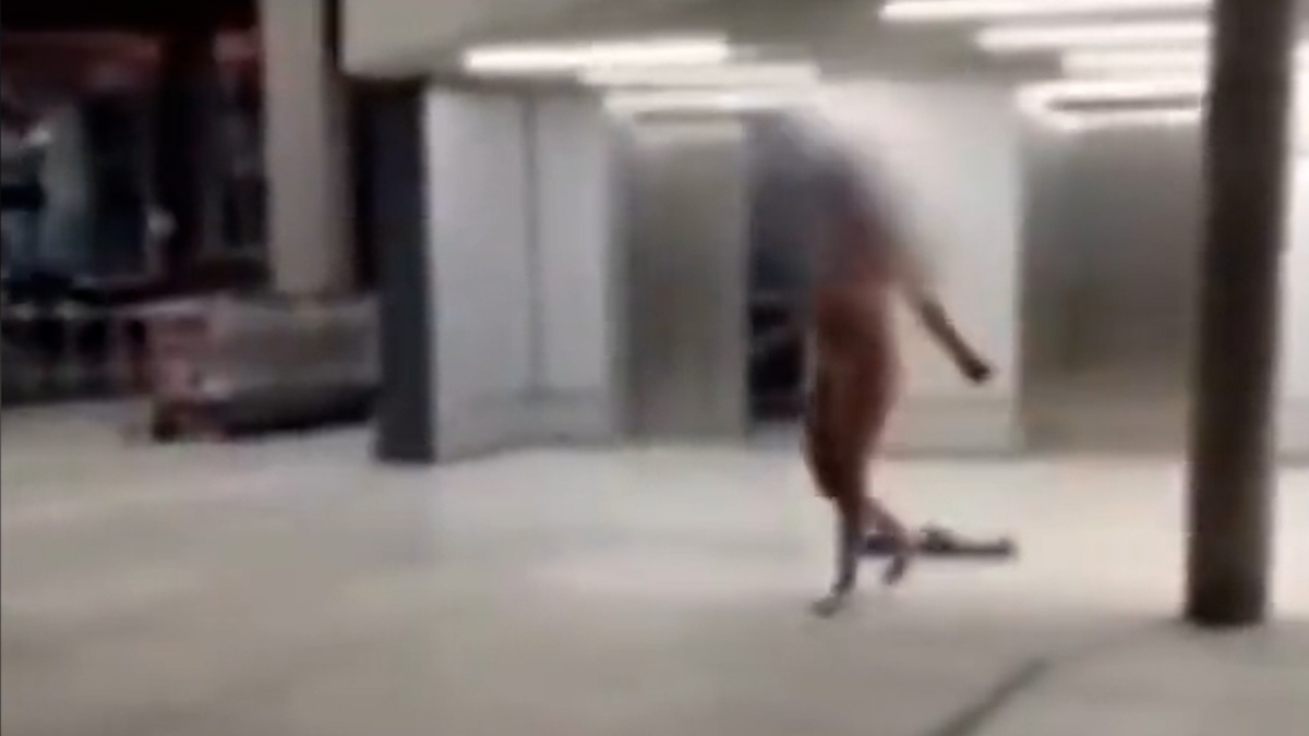 Una mujer desnuda ataca a los pasajeros y pasajeras en un aeropuerto de  Chile