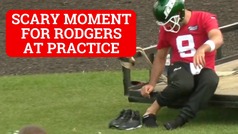 Aaron Rodgers calls for team doctor after injury scare at Jets practice - VIDEO