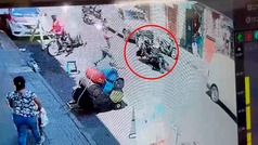 CDMX: Mujer policía taclea motocicleta y evita fuga de presuntos asaltantes en el Centro Histórico