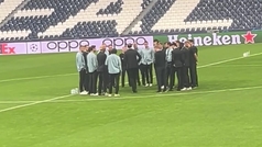 Tuchel reune a sus jugadores en el centro del Bernabe preparando el partido ante el Real Madrid