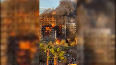 Un edificio de viviendas de València en llamas tras comenzar un incendio en el quinto piso