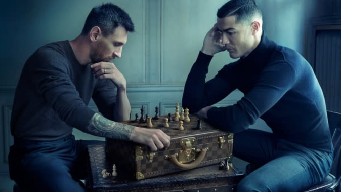 Duque Gol - La foto que se ha hecho viral: Messi vs Cristiano Ronaldo  jugando una partida de ajedrez. ¿Pero sabias que esta posición en realidad  existió? Y que ¿Fue una posición