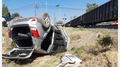 Jalisco: Tren arrastra a un coche que intentaba ganarle el paso en Zapopan