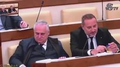 El presidente de la Lazio se queda dormido en el Senado... y el del Napoli intenta despertarle!