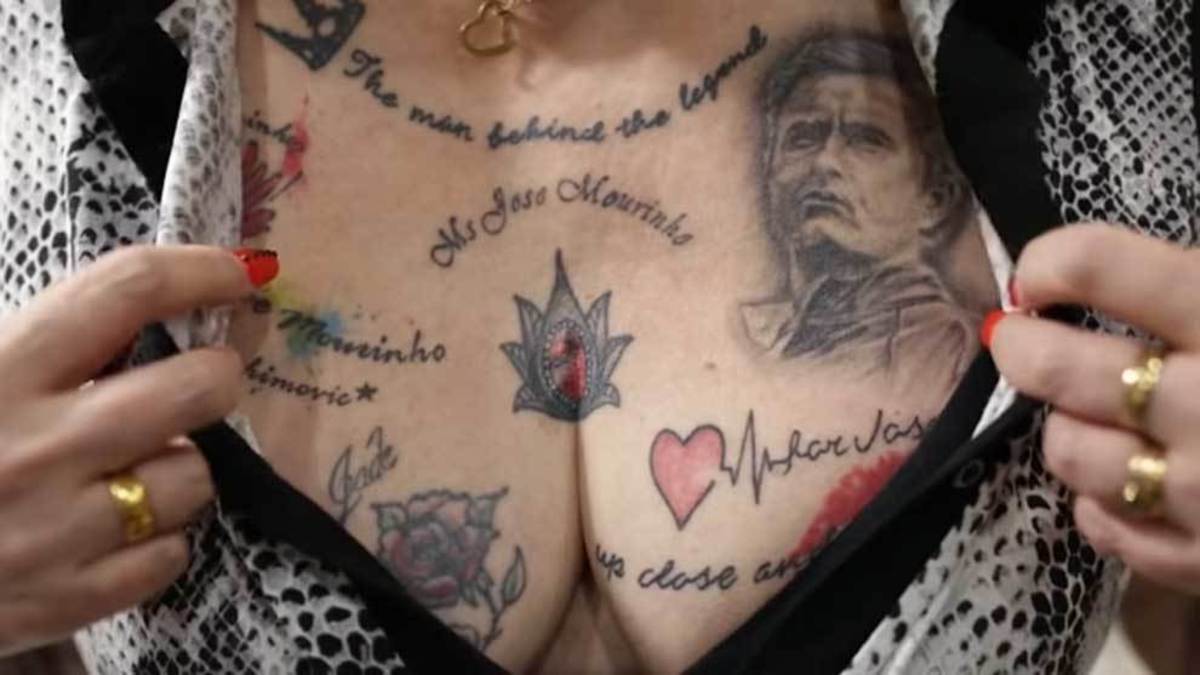 mamífero fluido escena Una abuela convierte su piel en un campo temático de Mourinho con 38  tatuajes de Mou | Marca.com