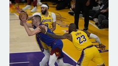 Jokic y los campeones siguen barriendo a los Lakers