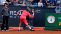 Stefanos Tsitsipas destruye su raqueta tras frustracin por perder el servicio en Roma