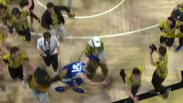Kyle Filipowski, pívot de Duke, lesionado en una estabampida humana de ...