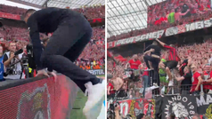 Xabi Alonso se desata en la celebraci�n del Leverkusen: �sube a la grada con el trofeo!