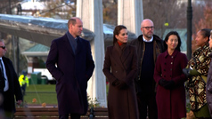 El príncipe William y Kate Middleton pasean por el parque Piers de Boston
