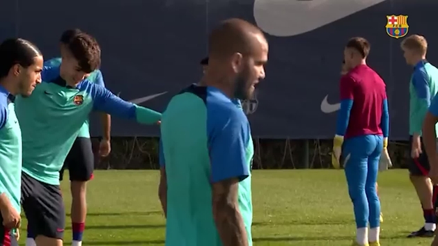 Alves Entrena Con Los Chicos Del Barcelona B - MarcaTV