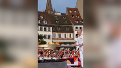 Arsne Wenger con la antorcha Olimpica en su natal Estrasburgo