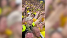 Jamie Carragher se infiltra en el 'muro amarillo' del Dortmund... y la cerveza le pasa factura?