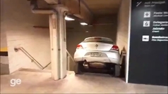 Aficionado de Cruzeiro termina con su coche en las escaleras del estadio Mineirao