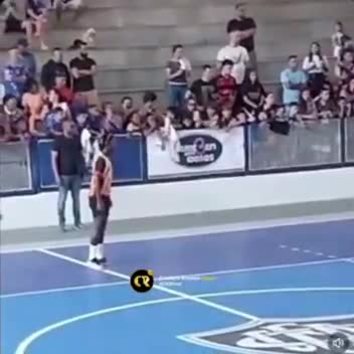 Vinicius shown up: he ends up on the ground after teenager dribbles past him in futsal
