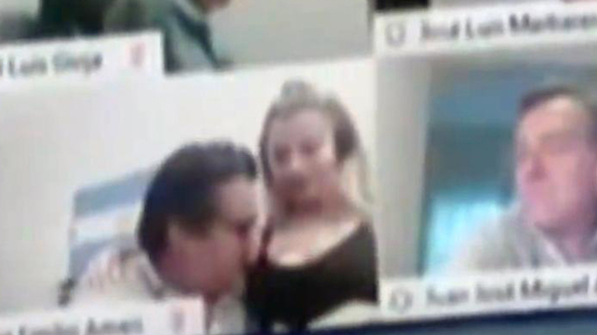 El diputado Juan Emilio Ameri besa los pechos a una mujer en plena sesión  virtual del Congreso | Marca.com