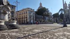Ciudadanos de Catania limpian las calles cubiertas por las cenizas del Etna
