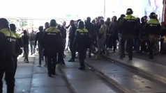 Los aficionados y la policía se enfrentan tras la suspención del Ajax-Feyenoord