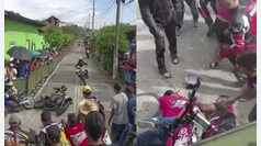 Tragedia en una carrera en Colombia: un piloto se cae y embiste al público