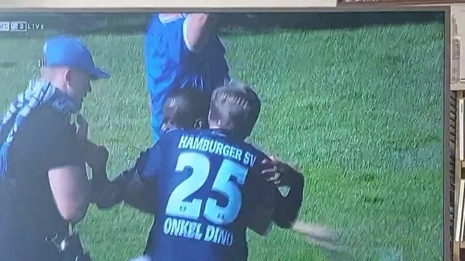 ¡Increíble! La afición del Hamburgo invade el campo festejando el ascenso... ¡que no lo logran!
