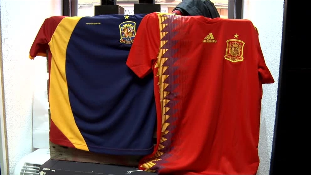 Surichinmoi paquete Talentoso Ésta sí es la verdadera camiseta republicana de la selección española |  Marca.com