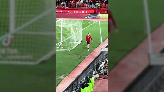 Pasaba por ah y se fue a celebrar un gol: la imagen ms viral de Fermin con la sub21