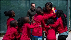 El emotivo encuentro entre los Masaka Kids Afrikana y Xavi